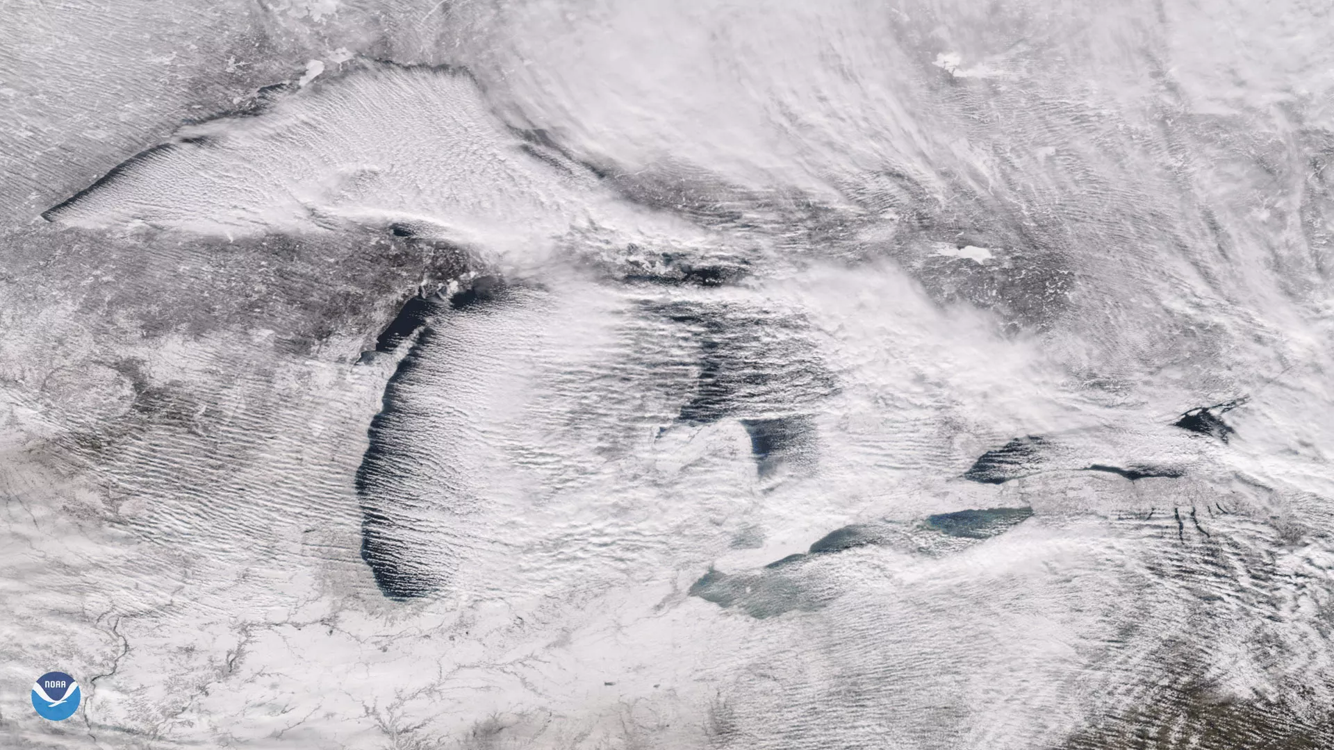 Cloud streets over the Great Lakes