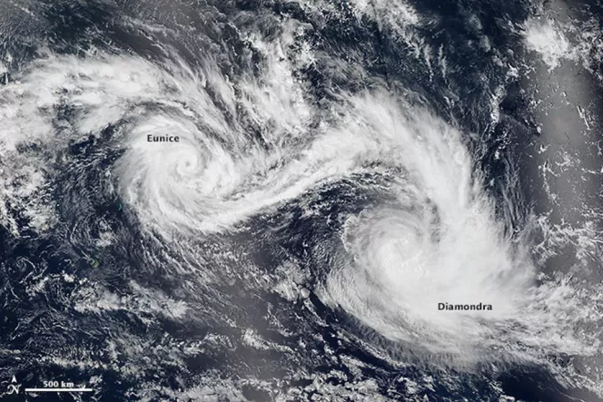 Tropical Cyclone Eunice and Tropical Cyclone Diamondra in the Southern Indian Ocean on Jan. 28, 2015.  VIIRS on Suomi NPP captured the lower image composite.