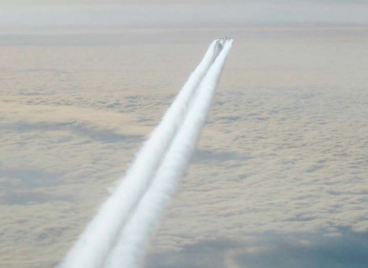 Imagen aérea de jet contrails
