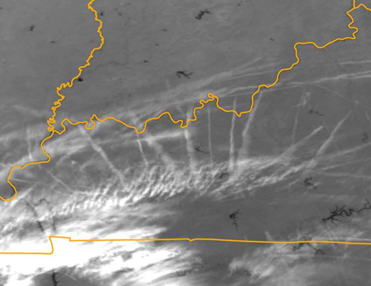 Esta imagen infrarroja AVHRR muestra un brote de contrail de "cielo despejado" sobre Kentucky en octubre de 2002. Imagen cortesía de Andrew Carleton